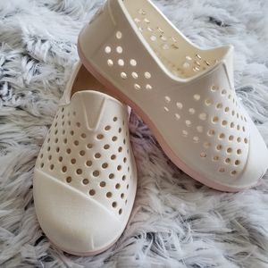 TOMS size 7. (Tolder) color white